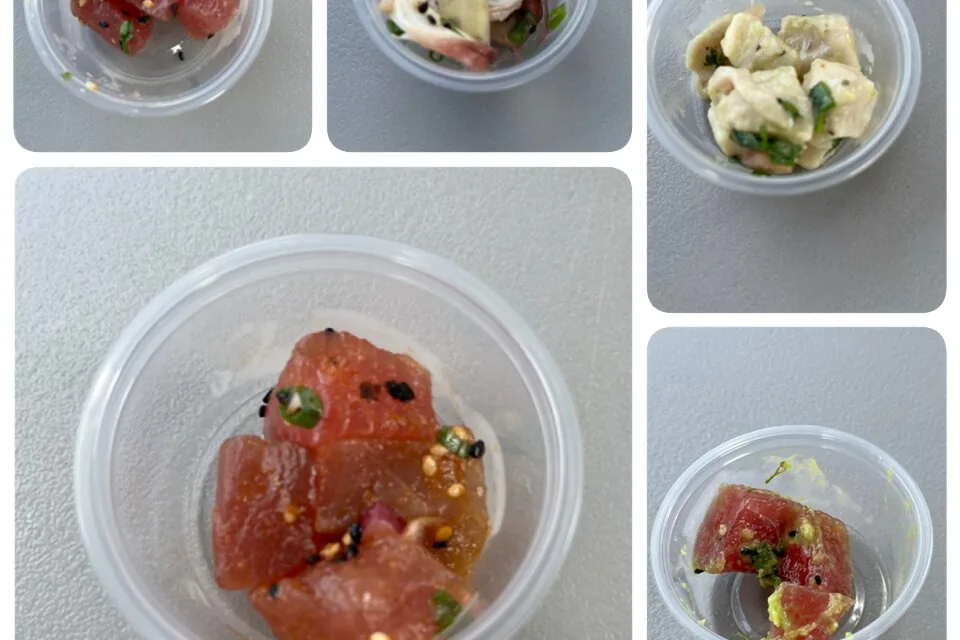 Pequeños vasitos de degustación con poke y otros platos en un tour gastronómico